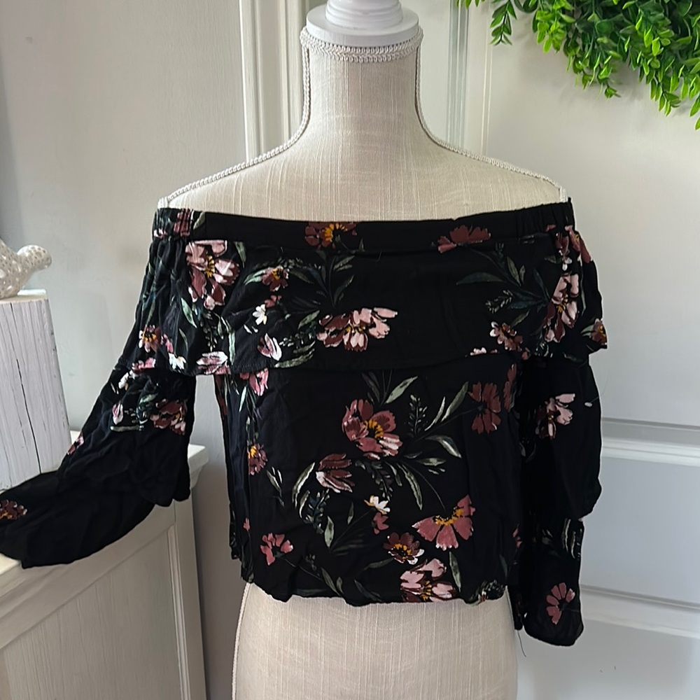Chloe & Katie Size M Floral Off-Shoulder Black Top